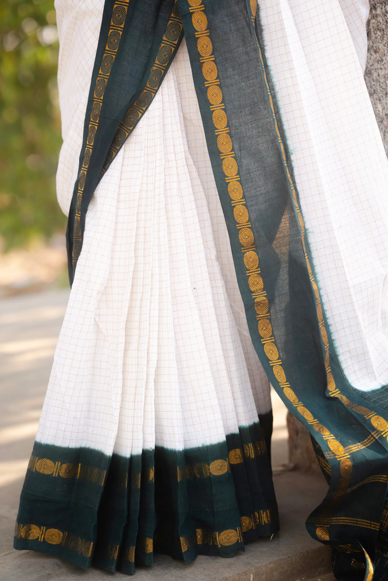Devaki Sungudi Cotton Saree – Handcrafted Madurai Sungudi Saree in Soft Cotton - Image 4