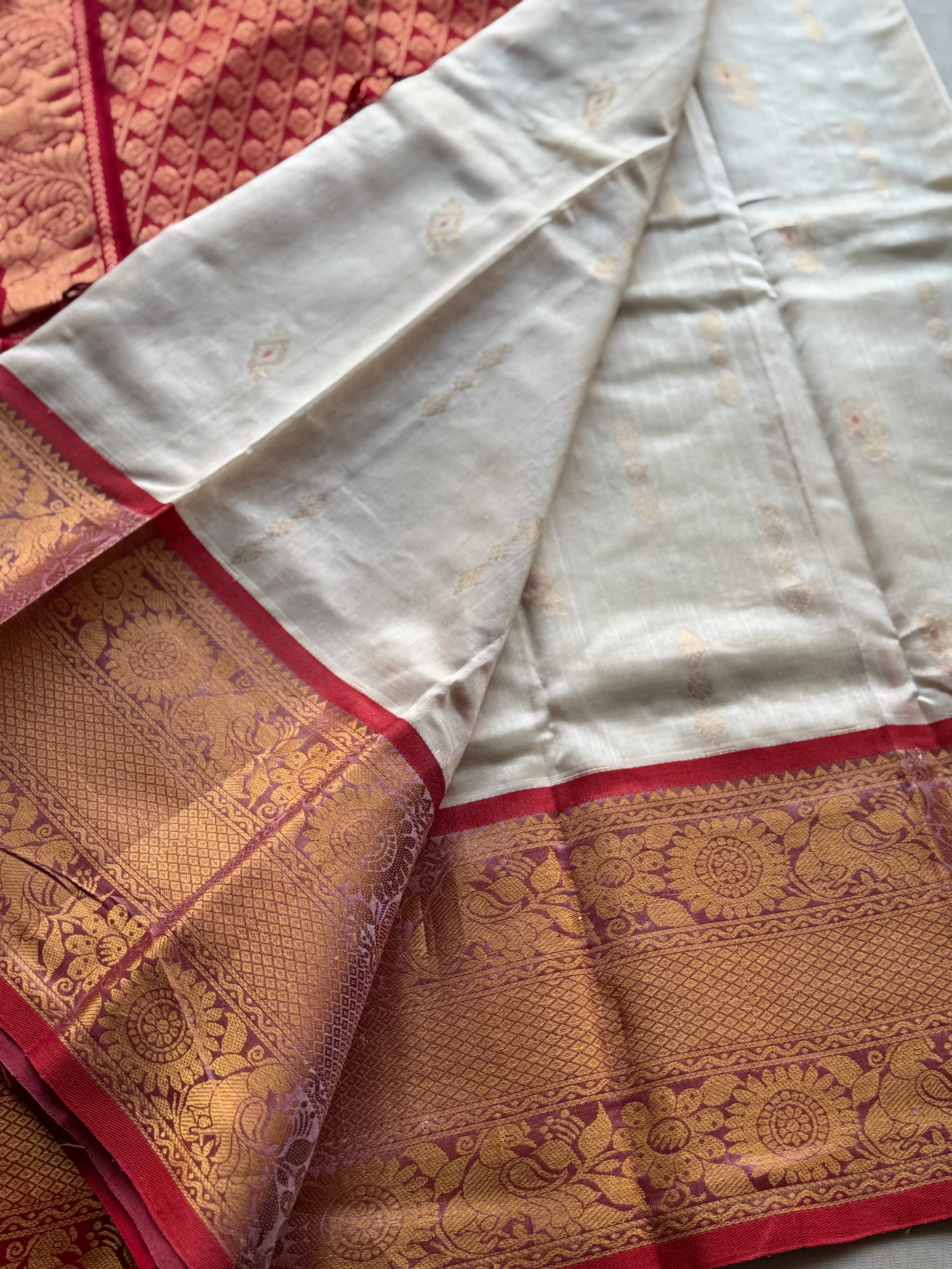Kuppadam Silk Cotton Saree – Soft Beige & Red with Traditional Golden Zari Border - Image 3