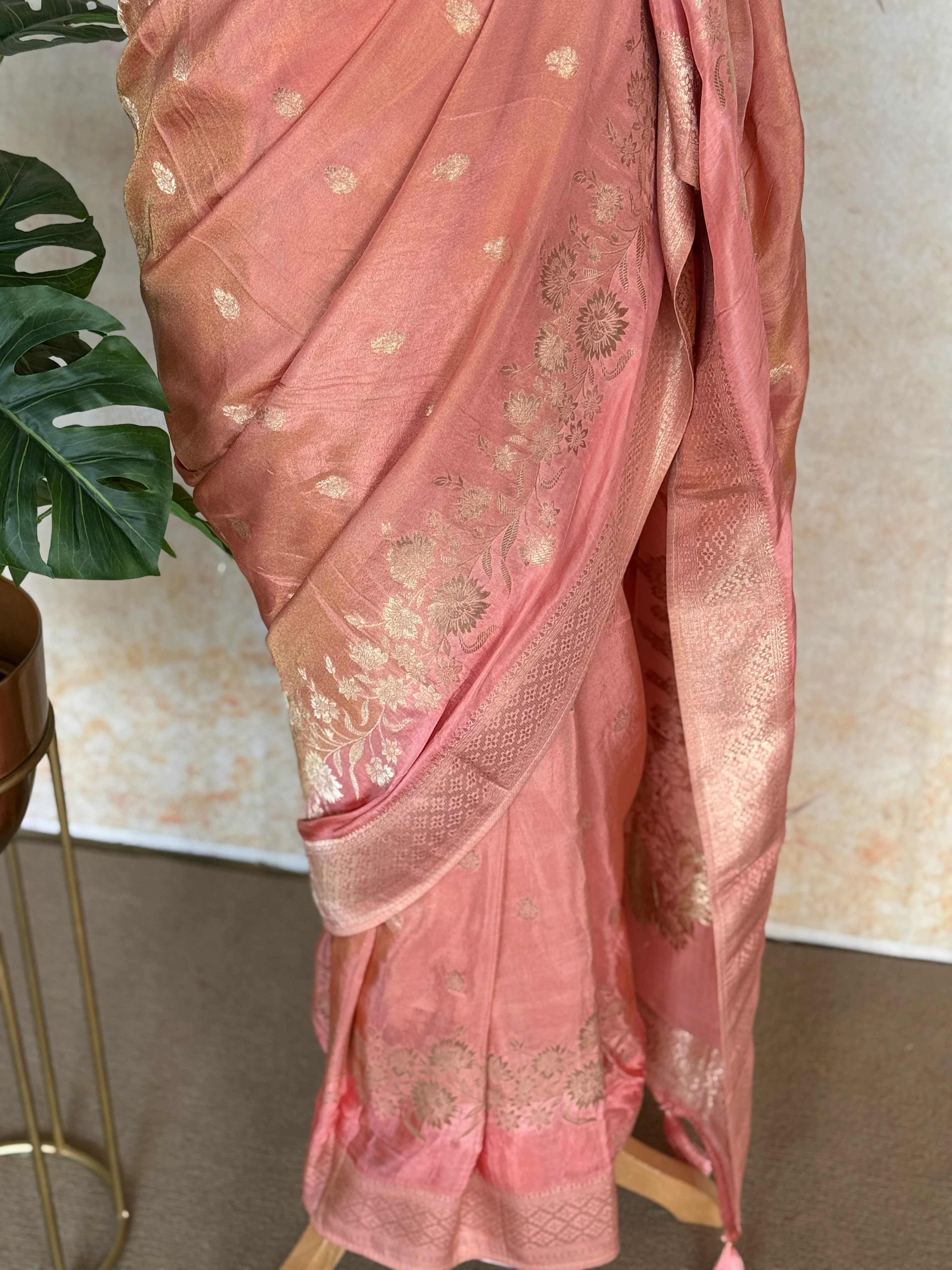 Lite Kanagambaram Georgette Banarasi Saree with Floral Zari Weaving - Image 3