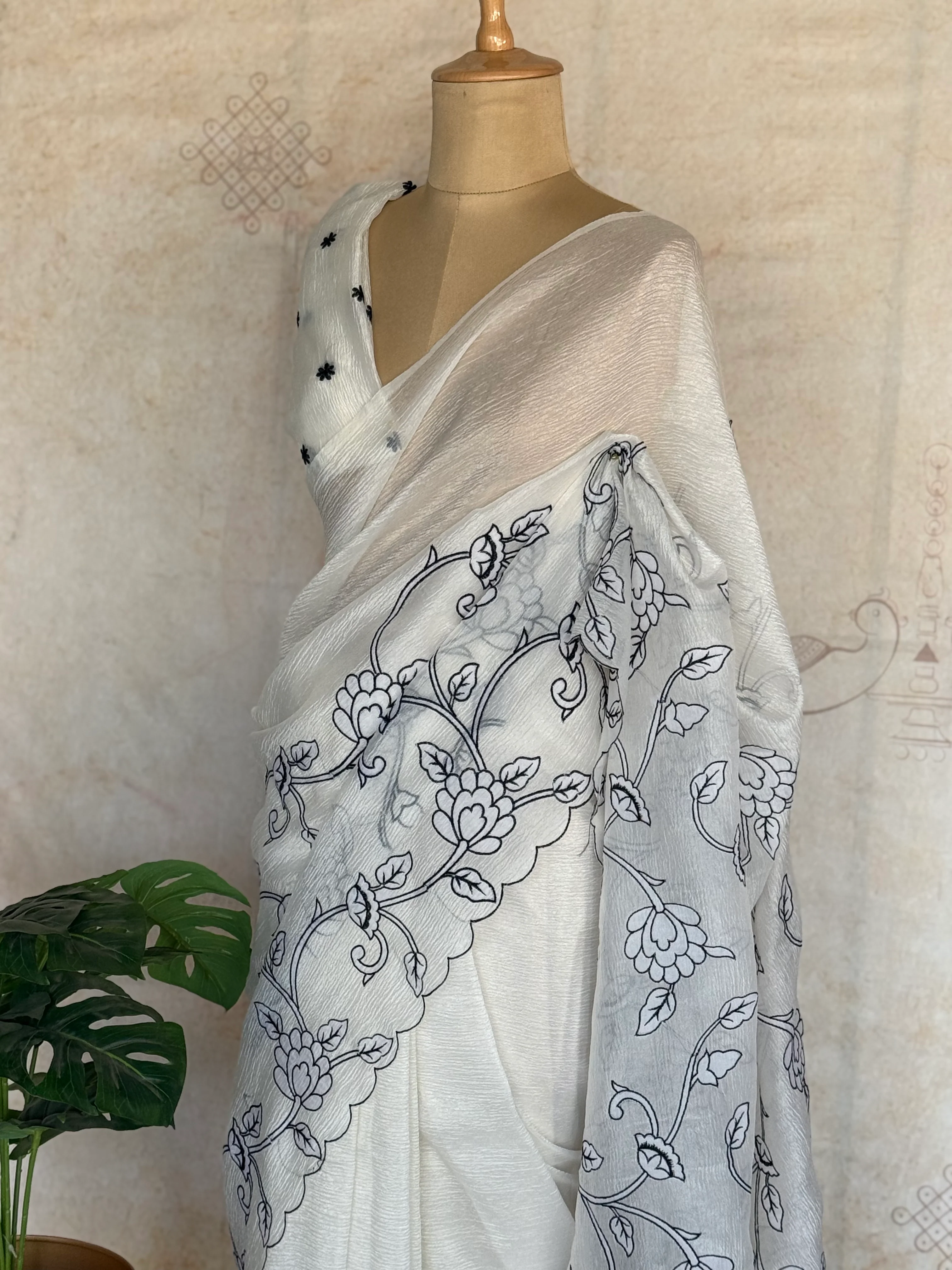 White Crushed Organza Saree with Black Floral Appliqué Work - Image 3